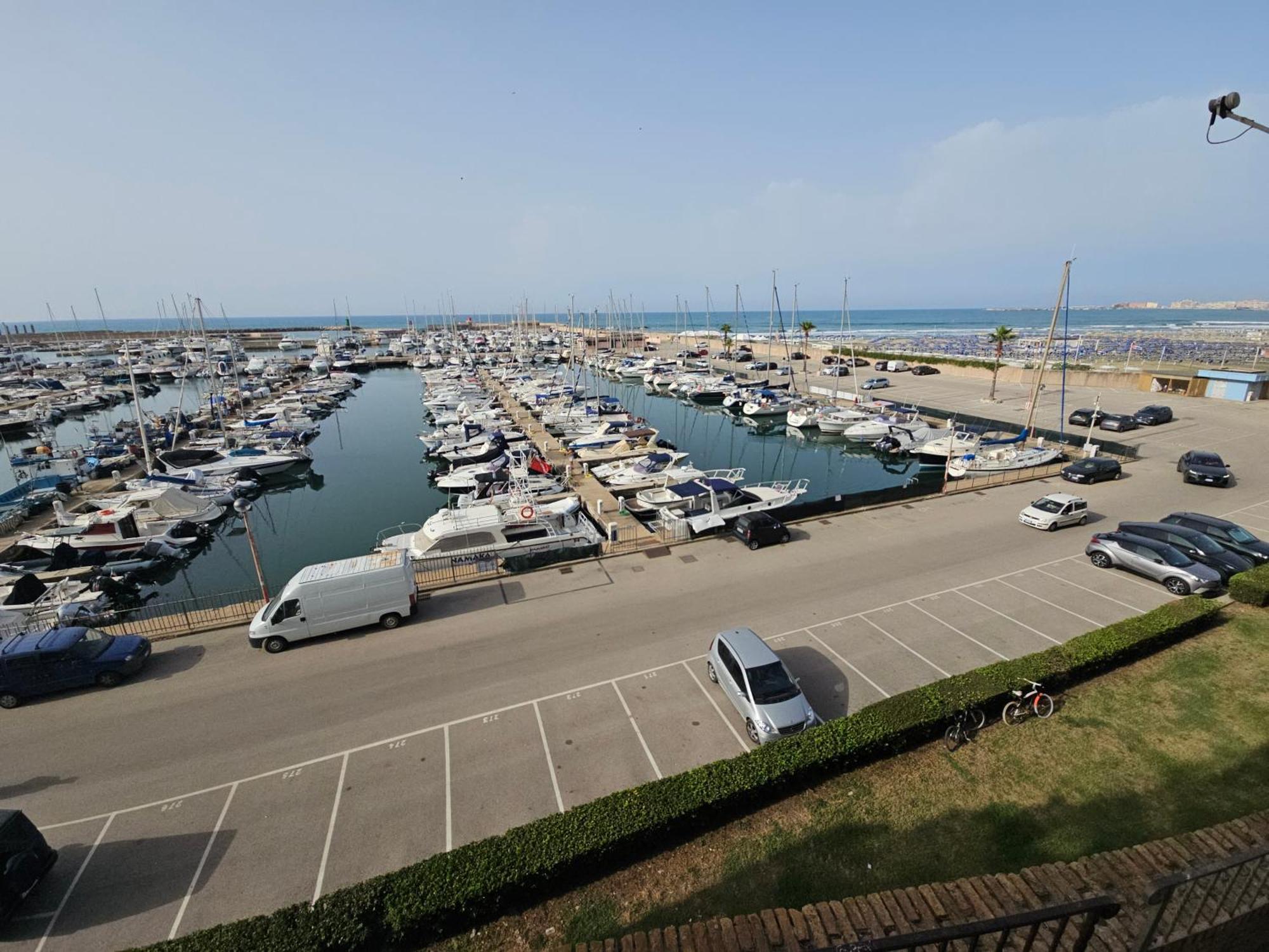Terrazza A Nettuno E Chiesa Giubilare Santa Maria Goretti Exterior foto
